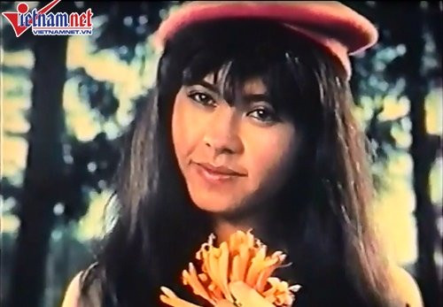 Trong những năm 90, khi dòng phim thị trường bắt đầu nở rộ thì những ca sĩ nổi tiếng của Việt Nam cũng được nhiều đạo diễn chú ý. Không phải ca sĩ nào cũng mang lại sự thành công, nhưng họ góp phần không nhỏ tạo nên sức hút và doanh thu cho bộ phim. Ca sĩ Phương Thảo sinh năm 1969 tại Sa Đéc, là ca sĩ nổi tiếng từ những năm 1990. Từ nhỏ cô đã tham gia sinh hoạt ca hát ở Nhà thiếu nhi Sa Đéc. Sau khi đoạt giải ba cuộc thi ca nhạc chuyên nghiệp toàn thành cho Đoàn ca nhạc nhẹ Sài Gòn, Phương Thảo trở nên nổi tiếng và được săn đón không thua gì các ca sĩ cùng thời.