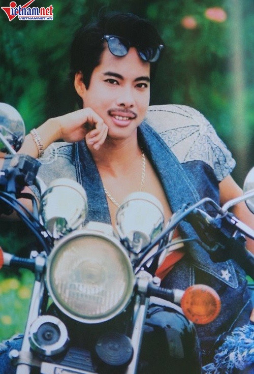 Ca sĩ Ngọc Sơn – "vua" nhạc sến nổi tiếng của làng nhạc Việt, năm 17 tuổi anh đã giành được rất nhiều giải thưởng về ca hát. Anh theo học khóa diễn kịch nhưng lại thử sức thi sang lớp thanh nhạc của Viện Nghiên cứu Âm nhạc. Kể từ đó tên tuổi của Ngọc Sơn vang xa khắp các tỉnh thành với giọng hát ngọt ngào đặc trưng và được hâm mộ một cách cuồng nhiệt trong những bài hát như: Lòng mẹ, Hát nữa đi em, Đêm tâm sự, Tình Cha...