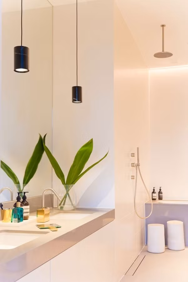 Không gian thư giãn Nơi thư giãn, tắm táp hàng ngày tuy bố trí ở căn phòng có diện tích nhỏ nhưng bằng cách chọn lựa màu sắc tươi sáng, những nội thất, vật dụng hiện đại, đường nét đơn giản đã giúp không gian thêm rộng thoáng, gọn xinh.