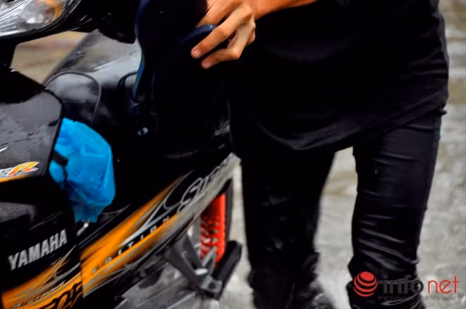 Và ướt sũng quần áo khi lội nước.