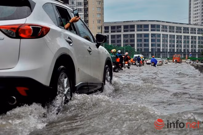 Ngày 3/10, trời đổ mưa tầm tã suốt cả buổi sáng. Đến 16h, chiều, cơn mưa tạnh hẳn, gây ngập cho nhiều tuyến đường như: Lương Định Của (Q.2). Đinh Bộ Lĩnh (Q. Bình Thạnh)... trong đó đường Nguyễn Hữu Cảnh bị ngập sâu, kéo dài cả 1km.