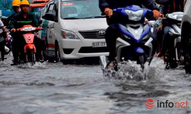 Xe máy đi lút bánh xe.