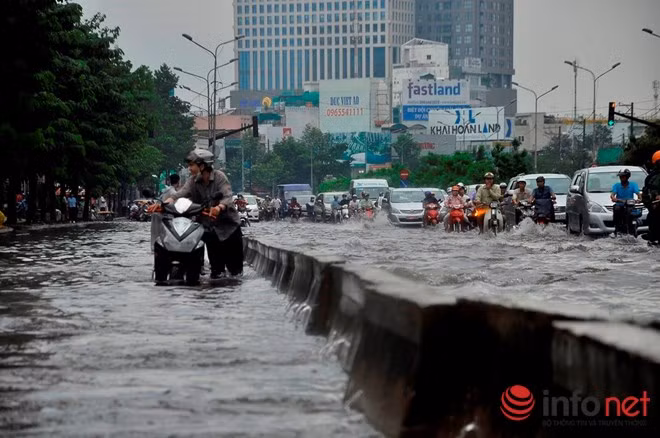 Nhiều xe bị chết máy, phải dắt bộ hơn 1km mới tìm được chỗ khô ráo để sửa xe hoặc thuê thợ.