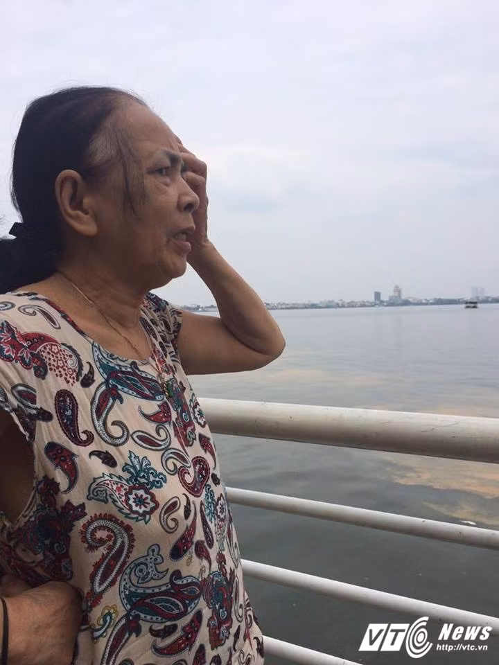 Cùng tâm trạng đó, bà Ngân (66 tuổi) lo lắng: “Mỗi buổi chiều, con đường ven hồ rất tấp nập người qua lại. Người thì đi bộ thể dục, người ngắm cảnh, người dừng xe hóng gió nên tôi cũng tranh thủ bán trà đá khu này để kiếm thêm thu nhập. Tuy nhiên, hai hôm nay, mùi cá thối quá, không bán được cho ai nên tôi đành nghỉ bán. Ai đi qua đây cũng bịt mũi, vội vã vì không chịu được mùi tanh thối này”. Thậm chí, theo bà Ngân, nhiều nhà đã di chuyển chỗ ở đến người thân ở khu vực khác, nhất là các gia đình có con nhỏ và người già, người ốm.