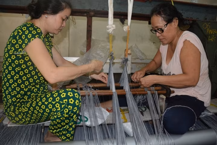 Thế hệ con em làng dệt Bảy Hiền ngày nay đã không còn mặn mà với nghề truyền thống và dần chuyển sang ngành nghề khác theo thời kinh tế thị trường. Hiện, làng dệt Bảy Hiền đã có đến 70% hộ dân chuyển đổi ngành nghề. Theo những gia đình gắn bó với nghề dệt bày tỏ, dệt Bảy Hiền đang dần “mất tiếng” khiến người dân cảm thấy tiếc nuối cho một làng nghề. Hơn chục năm nay, hàng trăm hộ bỏ nghề, tháo dỡ máy gỗ chất thành đống hoặc đem làm củi.