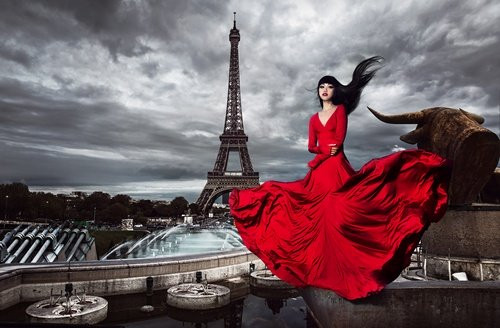 Một số hình ảnh của Jessica Minh Anh trong show diễn Fashion Paris và trên biển tại Sydney mới đây: