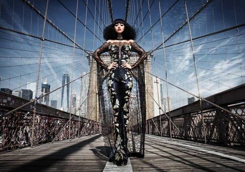 Tập trung quảng bá sức mạnh và vẻ đẹp của người phụ nữ trong thế hệ mới, cô gái Việt đầy tài năng đã chọn 9 nhà tạo mẫu từ các châu lục khác nhau cho chương trình đặc biệt này.