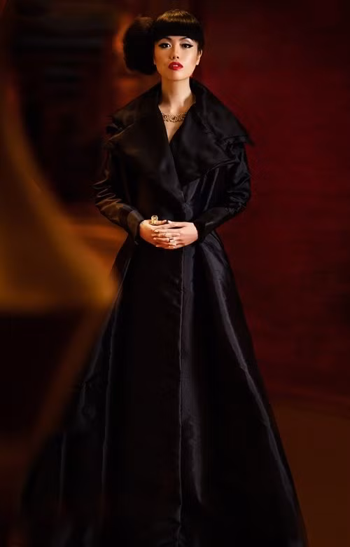 Trước đó, Minh Anh đã cùng ekip của mình hoạt động chụp hình từ 6h sáng đến 12h đêm để cho ra đời những hình ảnh độc đáo và ấn tượng nhất. Khi siêu mẫu Quốc tế gốc Việt Jessica Minh Anh tổ chức các chương trình thời trang ngoạn mục vòng quanh thế giới, cô biến những cái tưởng như bình thường thành những thành tựu phi thường. Đài ABC Mỹ đưa tin show khi siêu mẫu gốc Việt ghi dấu ấn lịch sử với chương trình thời trang trên tòa tháp nổi tiếng nhất nước Mỹ One World Trade Center 6 tháng trước khi công trình đầy ý nghĩa này chính thức mở cửa.