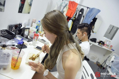 Buổi trưa là quãng thời gian cô tranh thủ ăn tại chỗ.