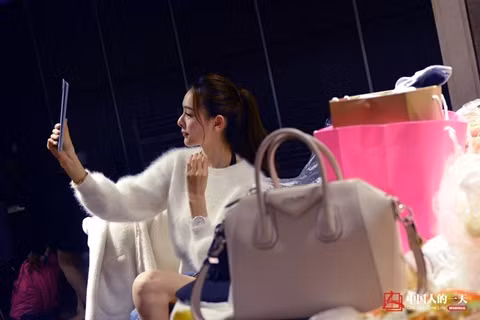 Những phút nghỉ ngơi hiếm hoi sau công việc của cô.