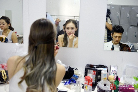 Mỗi người mẫu sẽ phải đứng hàng tiếng đồng hồ bên "xế" rồi nghỉ ngơi thay phiên nhau. Xie cho hay, trong triển lãm ô tô 10 ngày, cô phải thường xuyên thay dép cao gót và đứng nhiều tiếng đồng hồ. Cô cảm thấy khá mệt và lưng, hông đều đau sau khi công việc kết thúc. Xie cho biết, ban đầu cô không nghĩ sẽ làm công việc này. Nhưng khi vào nghề, cô đã quen được nhiều đồng nghiệp, bạn bè và cô có tình yêu, gắn bó với công việc. Buổi trưa là khoảng thời gian nghỉ ngơi ngắn ngủi để cô ăn uống tại chỗ, tranh thủ trang điểm hay gặp bạn bè hoặc đôi khi chợp mắt nhanh.