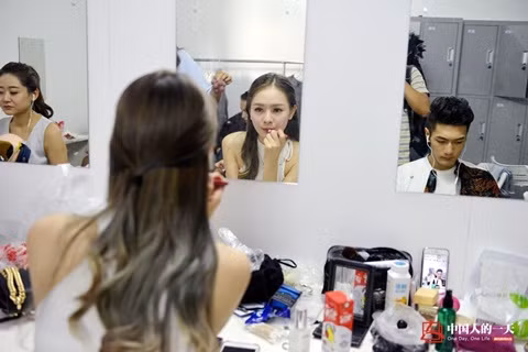 Mỗi người mẫu sẽ phải đứng hàng tiếng đồng hồ bên "xế" rồi nghỉ ngơi thay phiên nhau. Xie cho hay, trong triển lãm ô tô 10 ngày, cô phải thường xuyên thay dép cao gót và đứng nhiều tiếng đồng hồ. Cô cảm thấy khá mệt và lưng, hông đều đau sau khi công việc kết thúc. Xie cho biết, ban đầu cô không nghĩ sẽ làm công việc này. Nhưng khi vào nghề, cô đã quen được nhiều đồng nghiệp, bạn bè và cô có tình yêu, gắn bó với công việc. Buổi trưa là khoảng thời gian nghỉ ngơi ngắn ngủi để cô ăn uống tại chỗ, tranh thủ trang điểm hay gặp bạn bè hoặc đôi khi chợp mắt nhanh.