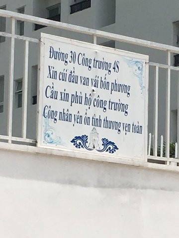 Ghé vào một quán nước ven đường gần đó, người chủ quán cho biết nhiều công nhân trong công trình thuộc làu những vần thơ trên vách. Có lẽ cũng nhờ vậy mà từ khi khởi công đến giờ chưa có tai nạn lao động nào xảy ra. Cũng phải thôi làm sao có thể làm ngơ được trước những thiết tha của người thân: "Xin anh thương vợ thương con/ Thương cha thương mẹ thương thân của mình/ Trèo cao chỗ đứng gập ghình/ An toàn lao động thương cả nhà mình nghe anh".