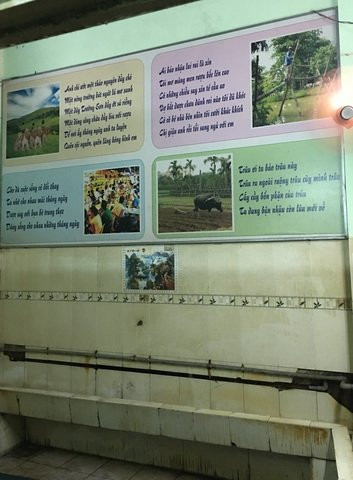 Đó chỉ là một vài chứng minh cụ thể. Thực tế tại quán còn nhiều bài thơ như thế nữa. Nhưng dù là thơ gì, của ai đều được biến tấu thành "thơ nhậu" và cuối cùng được đặt tại vị trí đặc biệt nhất của quán: Nhà vệ sinh nam.