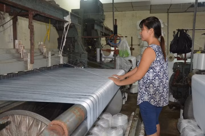 Từ những năm 2000 trở về sau, thời kì cơ chế thị trường, làng dệt Bảy Hiền bị cạnh tranh gay gắt bởi vải ngoại nhập, nhất là từ Trung Quốc, bởi giá thành rẻ, mẫu mã đẹp. Một số “đại gia” làng dệt vỡ nợ vì đầu tư máy móc một cách tràn lan. Theo phong trào thay đổi máy dệt từ khung khổ sang máy kim của Trung Quốc nở rộ, ai cũng nghĩ sẽ cạnh tranh và hy vọng ngành dệt sống lại.