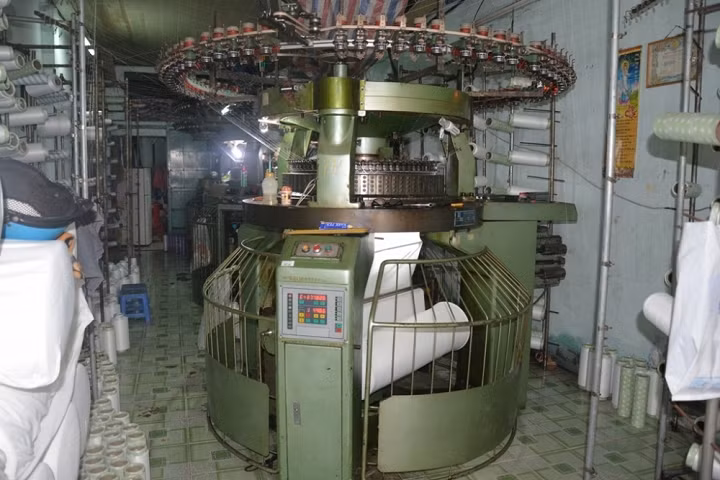 Giờ đây, quay lại những con đường một thời “vàng son” của nghề dệt như Võ Thành Trang, Quảng Hiền... đã vắng tiếng thoi đưa và rất ít gặp những cảnh khung dệt vải đông đúc như xưa. Lác đác chỉ còn vài nhà dệt vải, mà có máy dệt cũng còn rất ít, bình quân mỗi nhà khoảng 2 -3 máy.