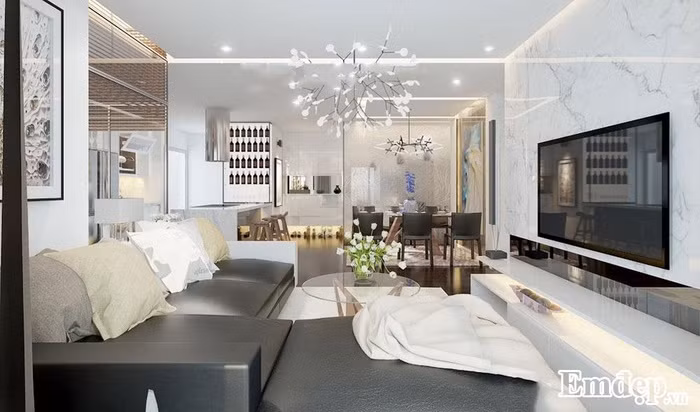 Bộ bàn ghế sofa màu đậm là điểm nhấn cho phòng khách của căn chung cư.