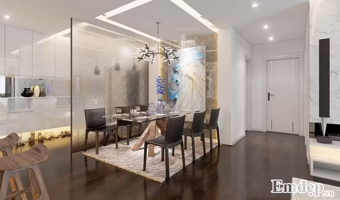 Không quá cầu kỳ trong việc lựa chọn nội thất nhưng chính sự đơn giản ấy làm nên nét sang trọng cho căn bếp. Bàn ghế màu đen vừa thể hiện nét cổ điển vừa tạo sự ấm áp.