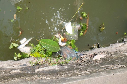 Ghi nhận trưa 3/10, nước thải ở các miệng cống này vẫn liên tục xả.