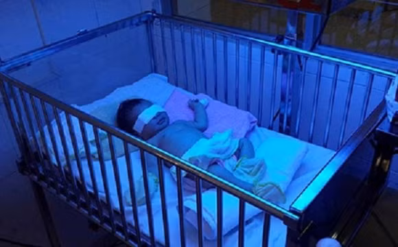 Quai go me can dut ngon tay con gai 2 ngay tuoi