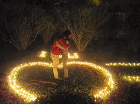 3. Lần đầu nói câu "anh yêu em". Câu nói "anh yêu em" có thể xem là cái mốc của một cuộc tình, vì đó là câu nói xuất phát từ tận đáy lòng. Thế nhưng, nếu như nói ra câu đấy quá sớm, sẽ làm đối phương cảm thấy nó chưa thực sự nghiêm túc, nói quá nhiều cũng sẽ gây cảm giác chán ghét. 