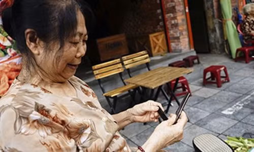 Chuyen ve ba lao nua the ki lam nghe “vit dau thien ha“