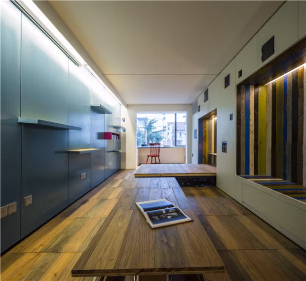 Bàn tiếp khách được nâng lên từ mặt sàn, tiết kiệm tối đa không gian khi sử dụng.