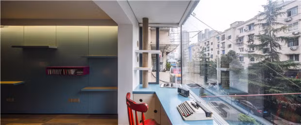 Ban công lớn được ốp hoàn toàn bằng kính, đón ánh sáng cho toàn bộ căn hộ.