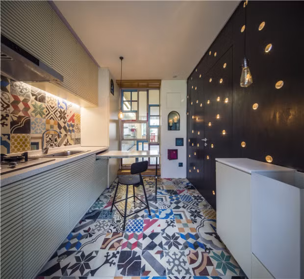 Một phần nhỏ của không gian này được lấy làm chỗ để giày dép, phần còn lại là bếp, bàn ăn và nhà vệ sinh.