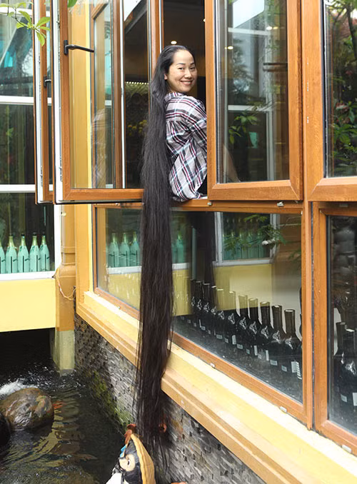 Chị kể, nhiều lúc đi ra ngoài hay bị làm phiền, mọi người hỏi bí quyết chăm sóc tóc hay cách gội, ngủ thì như thế nào... nhưng chị thấy rất vui vì nhiều người khen.