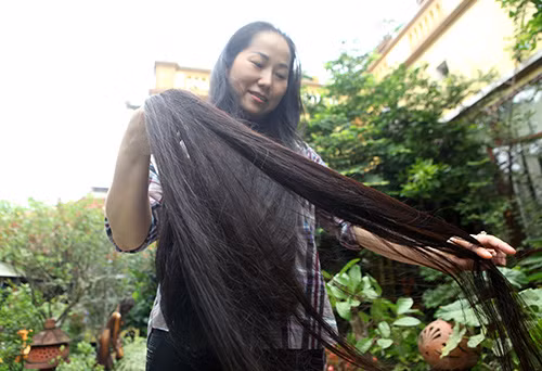 ”Từ bé đến lớn tôi chỉ nhuộm tóc một lần duy nhất, lúc đó tóc còn ngắn. Từ năm 1998 đến nay tôi không cắt ngắn lần nào”, chị Lan thổ lộ.