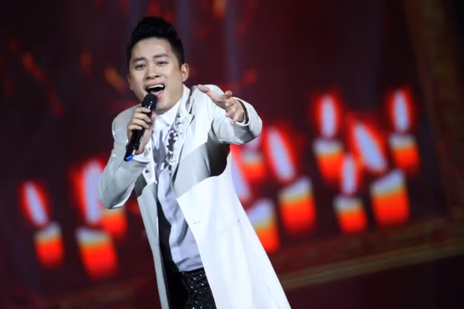 Tháng 4 vừa qua, trong đêm nhạc tại Nhà hát Lớn Hà Nội, Tùng Dương đã đến trễ khiến ban tổ chức phải dùng phương pháp chữa cháy. Tuy nhiên, khi tiết mục cuối diễn ra, nam ca sĩ đã quyết liệt ra sân khấu xin lỗi và hát hai ca khúc. Ảnh: Trang Võ.
