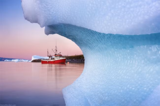 Khung cảnh đặc trưng của Greenland là những tảng băng trôi khổng lồ bao quanh bờ biển.