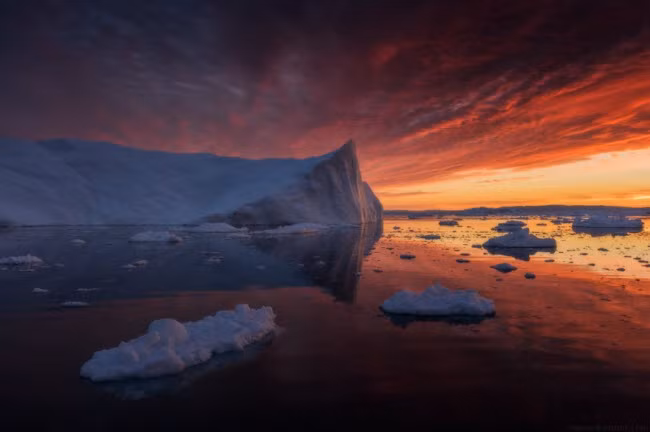 Màu trắng của các khối băng tương phản với nền trời màu cam.