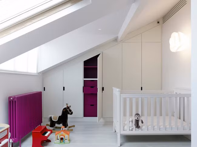 Còn nếu muốn đơn giản, bạn có thể chọn tường và sàn màu trắng, sau đó tô điểm màu sắc cho căn phòng qua các vật dụng và đồ nội thất dành cho bé.