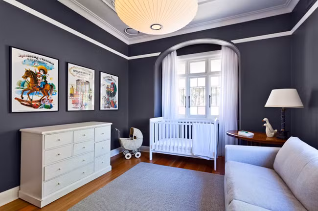 Ai nói tường màu tối sẽ không hợp với phòng trẻ nhỏ. Hơn thế, tường tối màu còn giúp đánh lừa thị giác, tạo chiều sâu cho căn phòng.