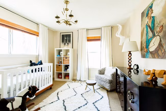 Tấm thảm vừa tạo nét sang trọng cho không gian vừa là chỗ để bạn cùng con chơi đùa. Màu sắc cũng rất ăn ý với bức tường màu kem.