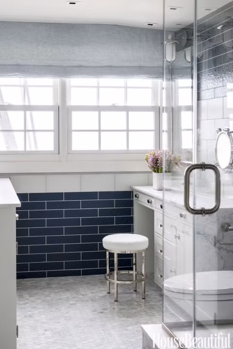 Giản dị nhưng không kém phần tinh tế, tường nhà lát đen-trắng cùng với sàn nhà được lát gạch lục giác đang là xu hướng mới được nhiều nhà thiết kế theo đuổi.