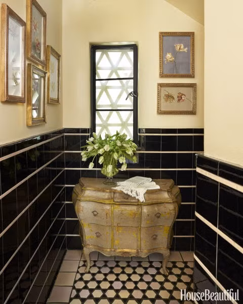 Màu vàng luôn được ưa chuộng vì nét quý phái chỉ riêng mình màu sắc này có thể mang lại cho phòng tắm cũng như bất cứ căn phòng nào của nhà bạn. Tranh ảnh là những chi tiết hiếm thấy trong phòng tắm đã được nhà thiết kế đưa vào để tạo nét nổi bật, riêng biệt cho phòng tắm nhà mình.