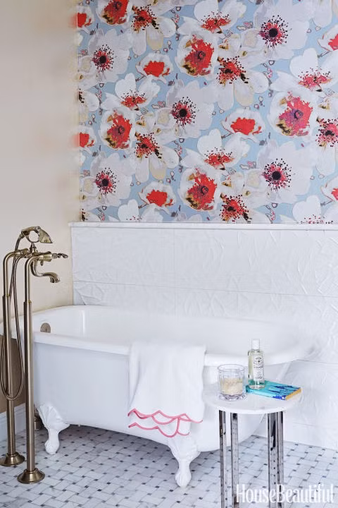 Giấy dán tường có họa tiết hoa rất thích hợp với phòng tắm của nữ chủ nhân.