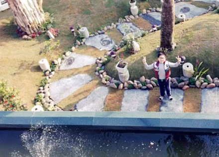 Trọng Tấn nói thêm: "Nhà trong Thanh Hóa của tôi là một không gian mở, trông thế nhưng rất khiêm tốn về mặt thực hiện. Tôi không đầu tư nhiều cho đồ nội thất bên trong mà chỉ trồng nhiều cây cối. Trước nhà có một khu vườn rộng. Bố mẹ tôi trồng rau ăn và cung cấp cả rau sạch cho gia đình tôi ở Hà Nội”.