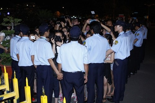 Tháng 4/2014 khi sang Việt Nam, sức hút của tài tử Kim Soo Hyun khiến hàng nghìn người tụ tập tại khu vực anh xuất hiện. Sự có mặt của mỹ nam Kim đã làm tắc nghẽn đoạn đường Hồng Hà. Khi đó, lực lượng bảo vệ hàng trăm người được huy động tạo hàng rào chắn.