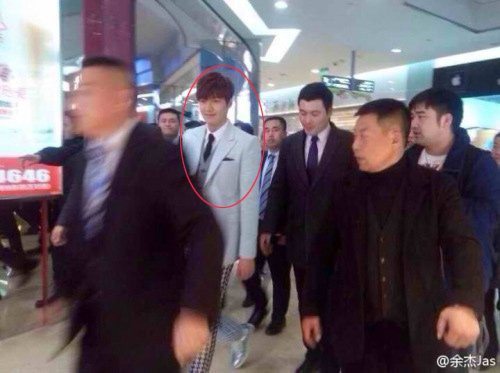 Lee Min Ho trong thời điểm “hot” trở lại, nhờ sức hút của vai Kim Tan trong The Heirs (Những người thừa kế) cũng được bảo vệ như chính khách cấp cao.