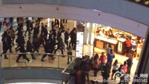 Có hàng chục vệ sĩ theo sát anh mỗi khi anh bước tới một địa điểm ở khu trung tâm thương mại. Các lực lượng bảo vệ an ninh này được trang bị và huấn luyện chuyên nghiệp.