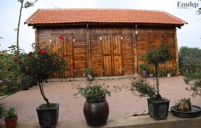 Khu vườn tràn ngập hoa lá, tràn đầy nắng và gió của anh Sơn nằm ở ngay chân cầu Vĩnh Tuy, thuộc phường Long Biên, Hà Nội. Anh đã thiết kế cổng vào, lối đi và ngôi nhà gỗ xinh xắn để sau những lo toan của cuộc sống, anh lại được về với chính mình, về với những thân thuộc, yên ả của cuộc đời.