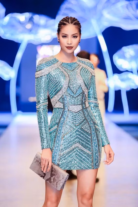 Hoa hậu hoàn vũ Phạm Hương diện váy lấp lánh bó sát khoe đường cong gợi cảm.