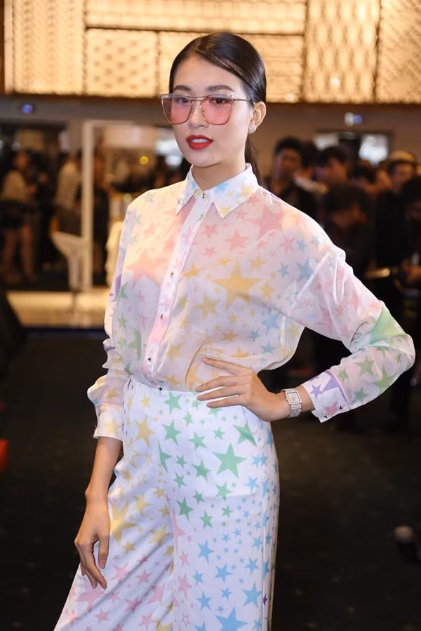 Á hậu hoàn vũ Lệ Hằng thanh lịch như một cô nàng công sở với váy họa tiết ngôi sao.