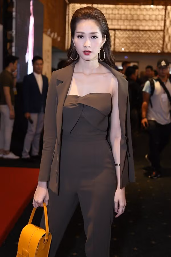 Tối qua, Hoa hậu Thu Thảo gây bất ngờ khi xuất hiện với bộ jumpsuit tối màu, được thiết kế khéo léo giúp cô khoe vai trần gợi cảm, kết hợp với áo khoác thanh lịch.