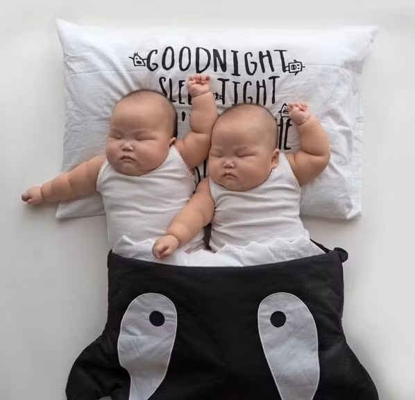 Leia và Lauren là cặp bé gái sinh đôi người Singapore từng cực kì nổi tiếng trên mạng với biệt danh Momo Twins (là viết tắt của "Monoamniotic-Monochorionic"). Tên gọi này xuất phát từ khi hai bé còn ở trong bụng mẹ cùng chung một túi nước ối trong tử cung của mẹ nhưng có hai dây rốn tách biệt nhau.