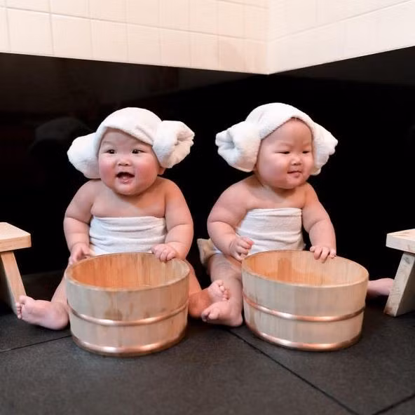 Mẹ của hai bé chia sẻ rằng "Các con luôn mang tới cho chúng tôi những nụ cười và tôi tin rằng các bé cũng giúp mọi người cảm thấy một ngày của mình tích cực và tươi sáng hơn khi ngắm con". Chị cũng bày tỏ hi vọng rằng "sẽ truyền thêm sức mạnh cho bố mẹ của các em bé sinh non".